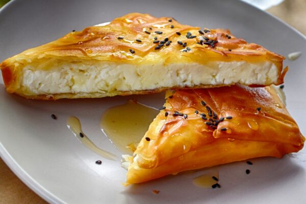 Cum să faci o plăcintă cu brânză și stafide (poale-n brâu) pufoasă și aromată