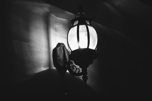 Cum să îți iluminezi casa cu o lumină de accent care să scoată în evidență obiectele tale preferate