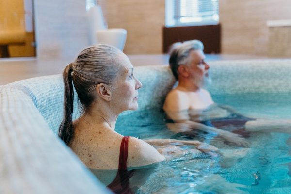 Ce trebuie să faci când îți cureți pentru prima dată jacuzzi-ul exterior