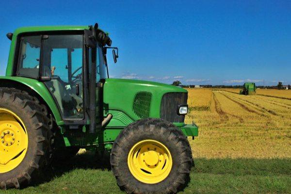 Ce aduc nou tractoarele John Deere față de modelele mai vechi