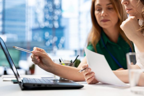 Externalizarea salarizării: ce presupune și când este utilă