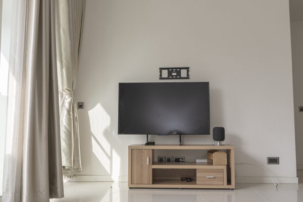 Cum alegi dimensiunea potrivită pentru un televizor într-un living mic