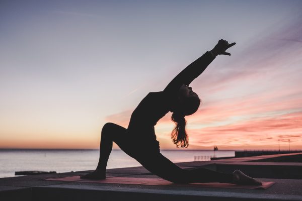 Yoga seara: poziții potrivite pentru relaxare înainte de culcare