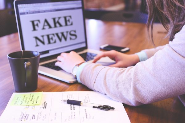 De ce informațiile false se răspândesc mai repede decât informațiile verificate